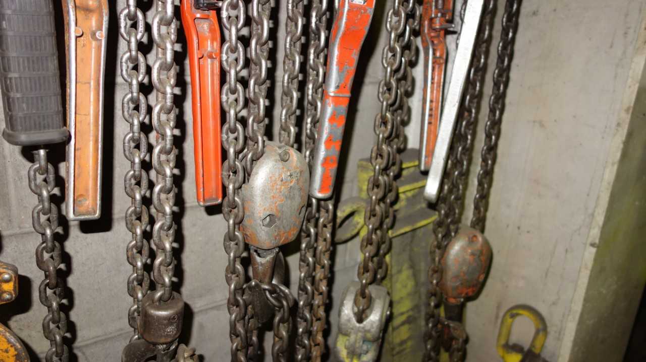 ASSORTED LOT OF MANUAL CHAIN HOISTS HARRINGTON 1-1/2 TON TO 3 TON - LIFTING EQUIPMENT