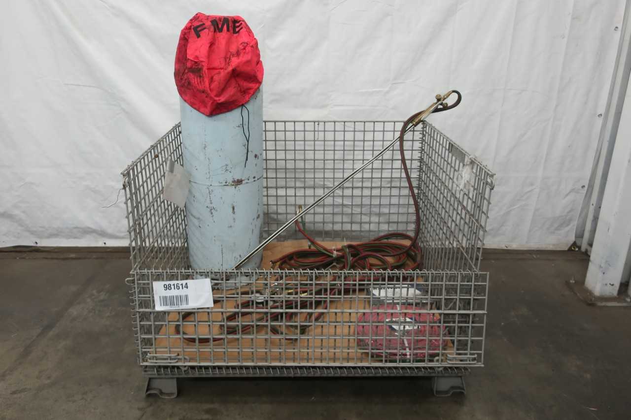 1 TANK LIQUEFIED PETROLEUM GAS AND TORCH - WELDING EQUIPMENT