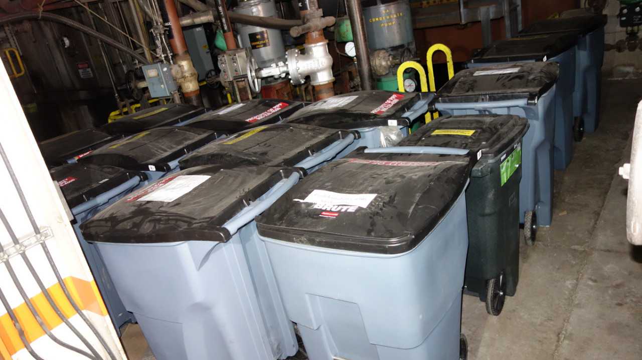 LOT OF 16 ROLLING GARBAGE BINS - ROLLING CARTS