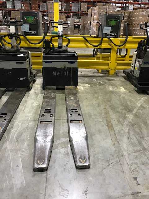 2005 Crown PE4000-60 rider jack, Hebron, KY - MANUAL PALLET JACKS