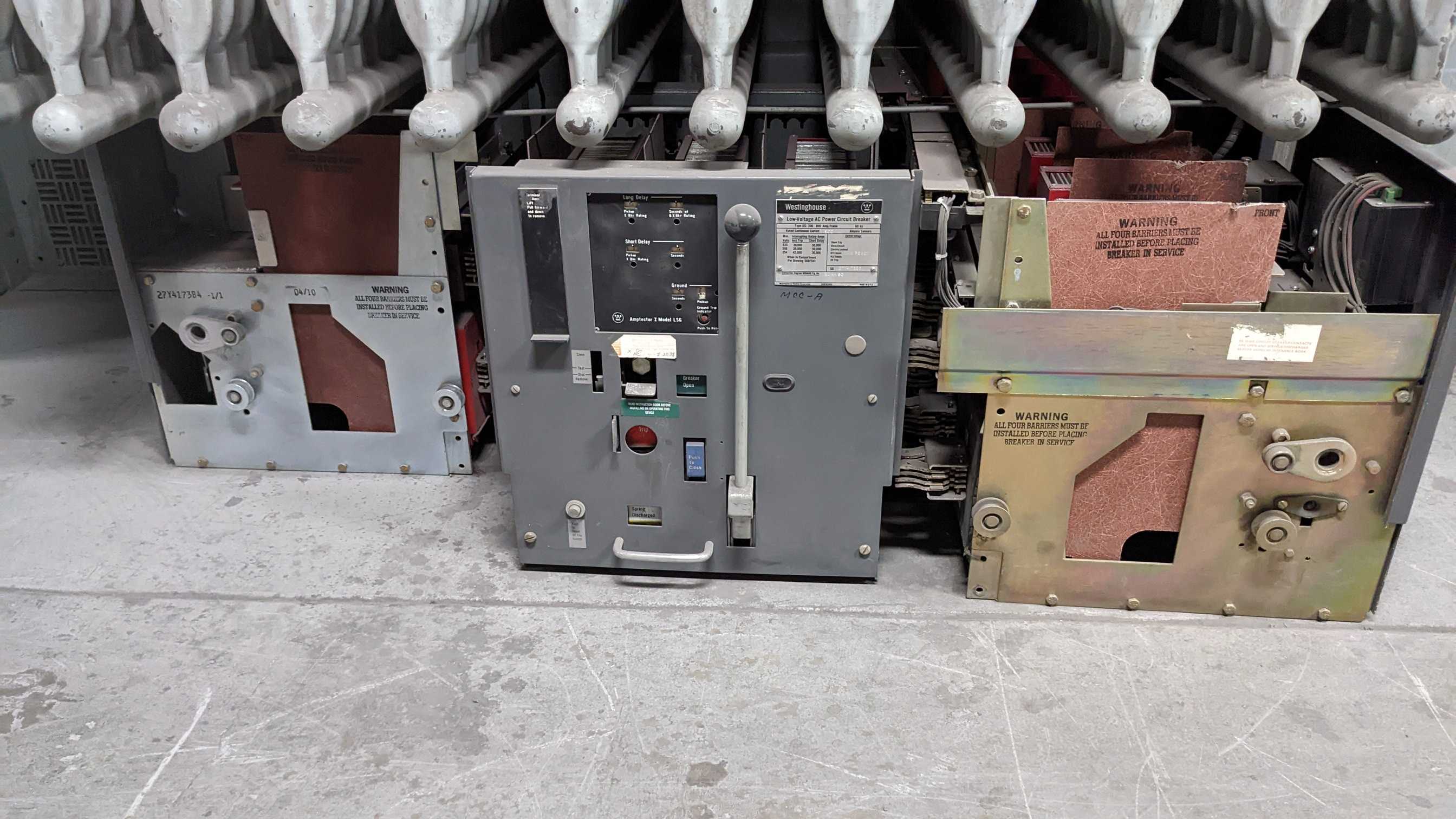 LOT OF 4 SQUARE D CIRCUIT BREAKERS - CIRCUIT BREAKERS