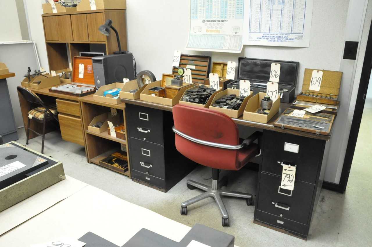 1 Bench 2 Desks and 2 Bookcases - MATERIAL HANDLING
