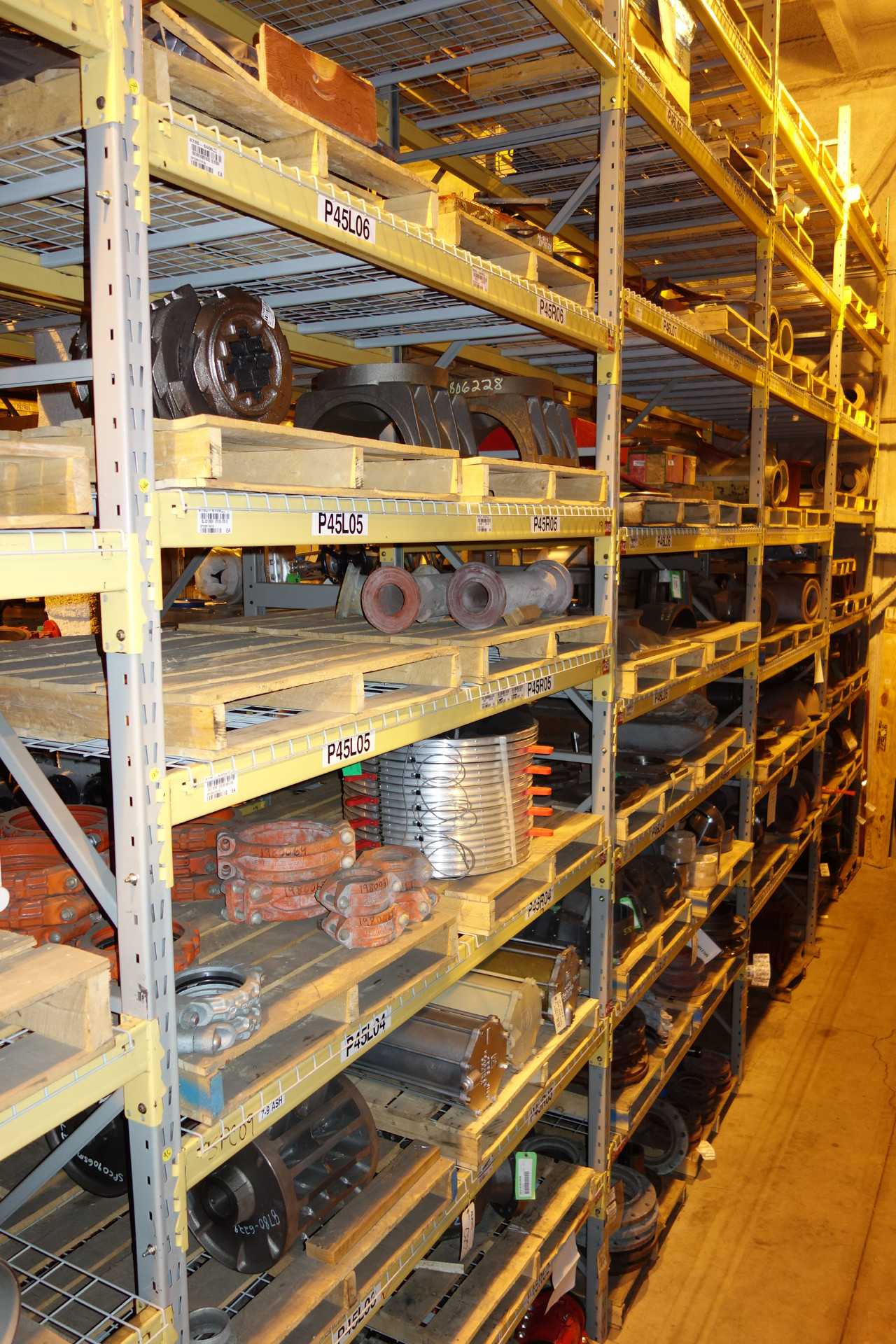 CONTENTS OF 2 UPRIGHT RACKING SECTIONS, VALVES - INDUSTRIAL PARTS