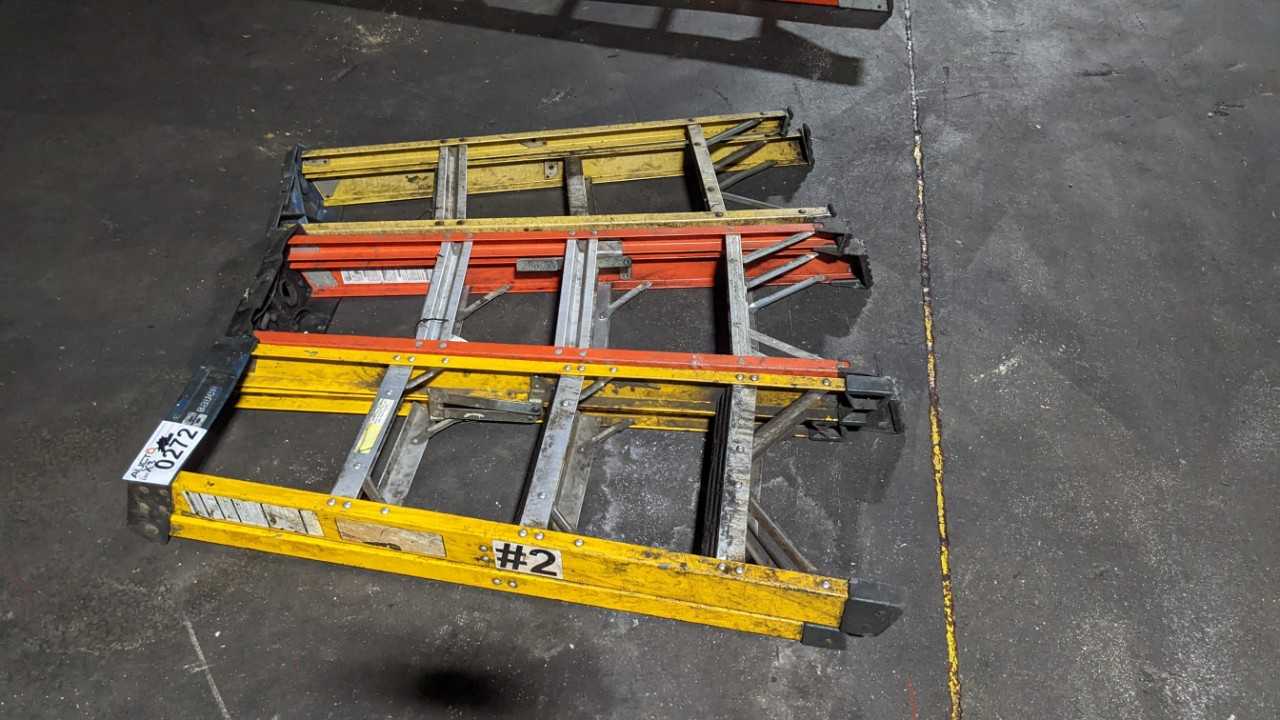 Lot of 2 Louisville and Bauer ladder 3' - MATERIAL HANDLING Lot of 2 Louisville and Bauer ladder 3' - MATERIAL HANDLING