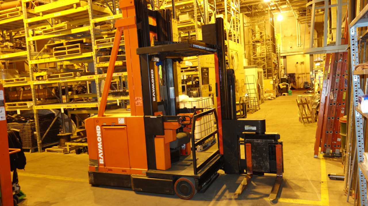 RAYMOND 537-CSR30T SWING REACH TRUCK (DELAYED REMOVAL) - REACH TRUCKS