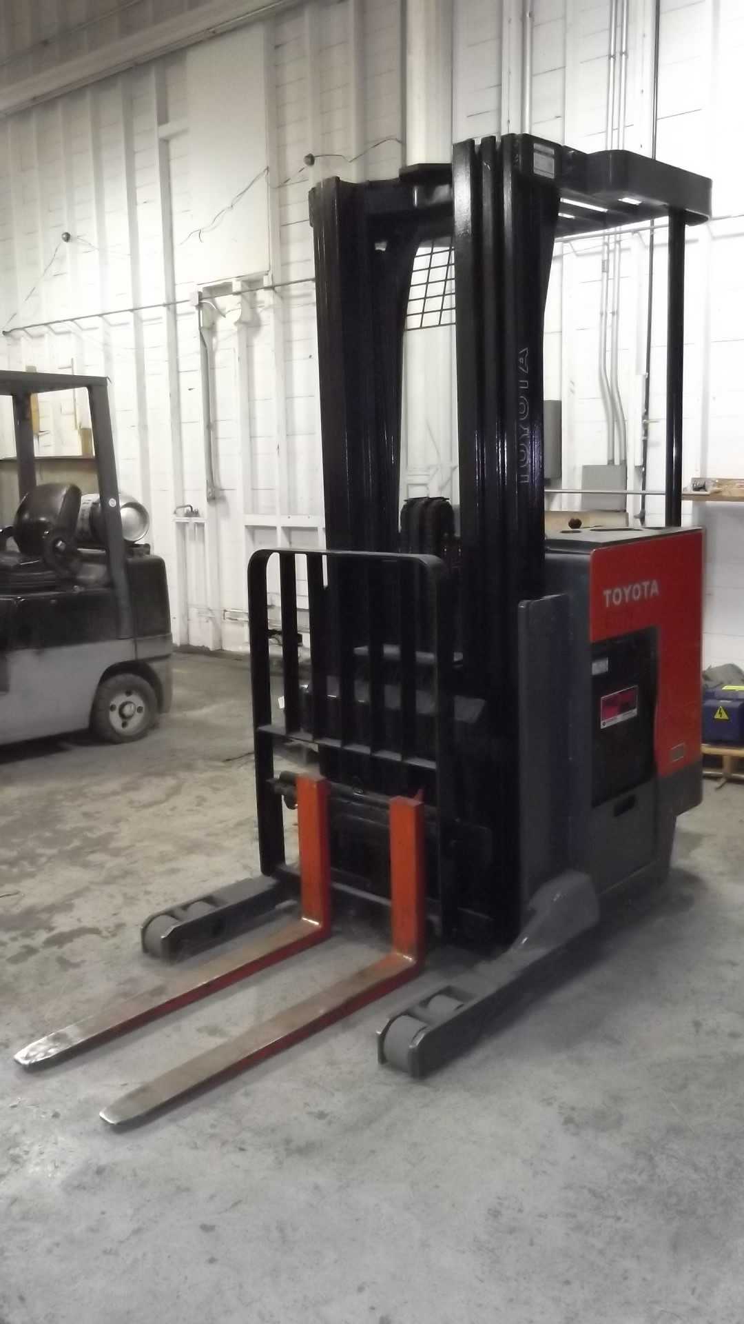 Toyota Standing Lift 3500 lbs Capacity - FORKLIFTS
