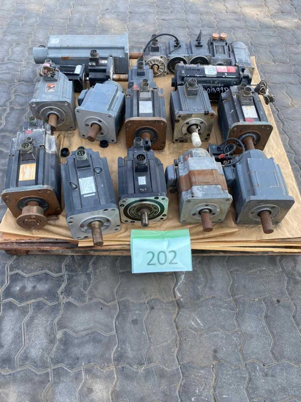 PALLET OF ASSORTED SERVO MOTOR - SERVO
