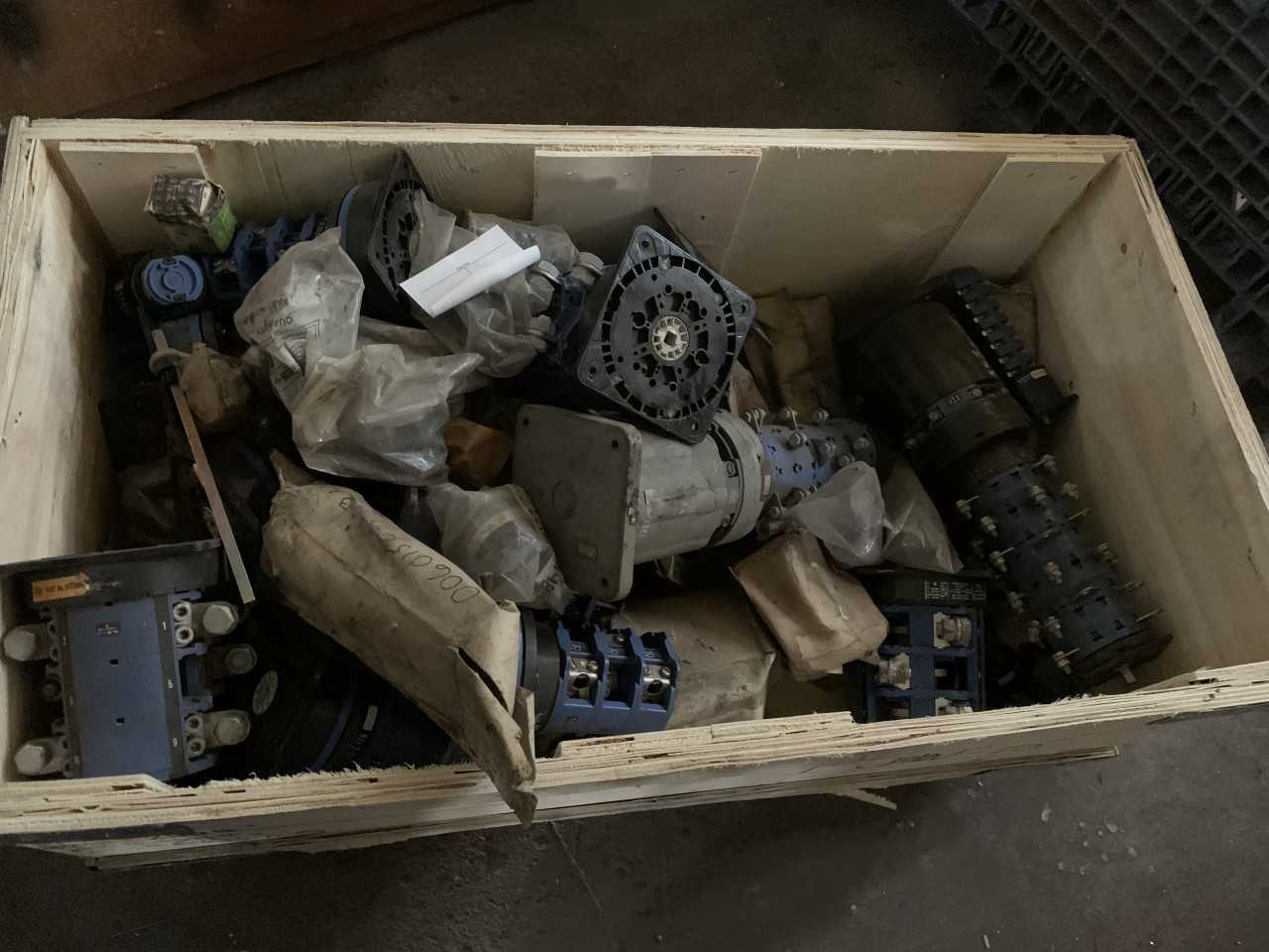 CRATE OF ELECTRICAL SWITCHES VARIOUS SIZES KRAUS NAIMER - ELECTRICAL COMPONENTS