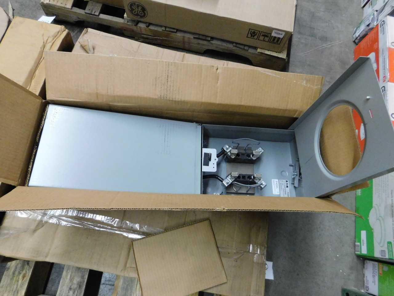 Lot of 1 Power Outlet Panel - ELECTRICAL COMPONENTS