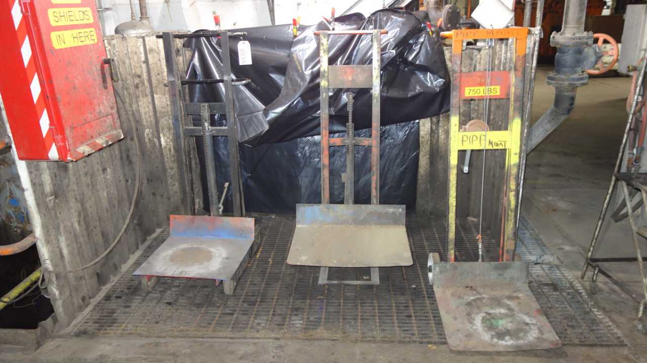 LOT OF 3 MANUAL LIFT CARTS 750B - MISCELLANEOUS