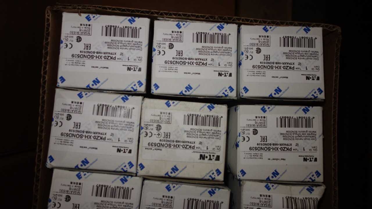LOT OF 12 EATON PKZ0-XH-SOND539 DOOR COUPLING SWITCHES - ELECTRICAL COMPONENTS