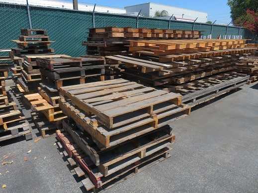 All wood and pallets in pictures, LOT - MISCELLANEOUS
