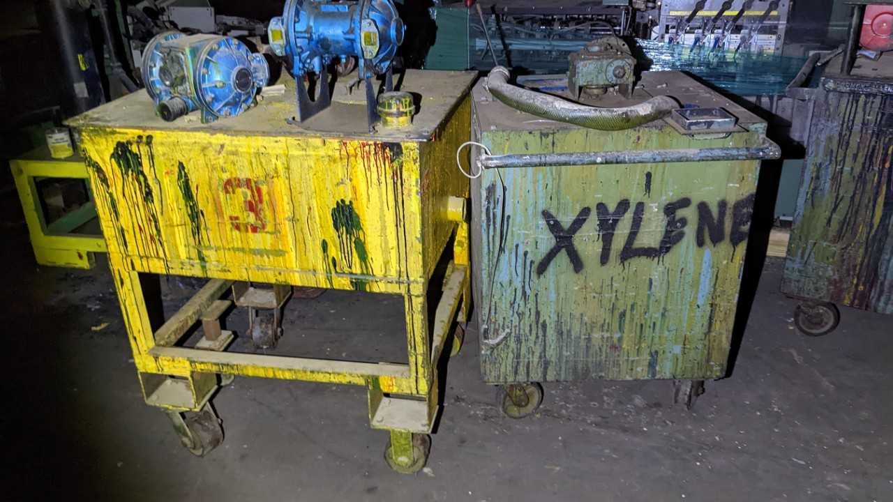 LOT OF 8 TABLES AND BINS - MATERIAL HANDLING