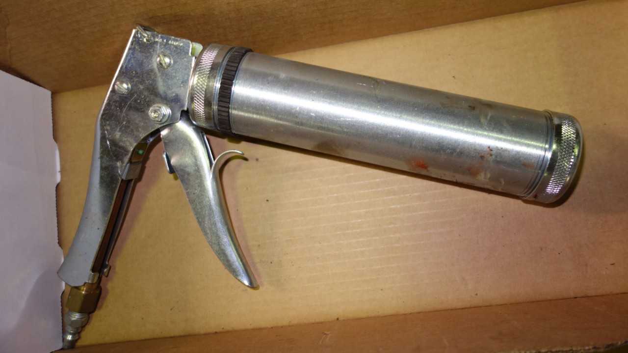 LOT OF 2 PNEUMATIC GREASE GUN ATTACHMENTS - PNEUMATIC POWER TOOL