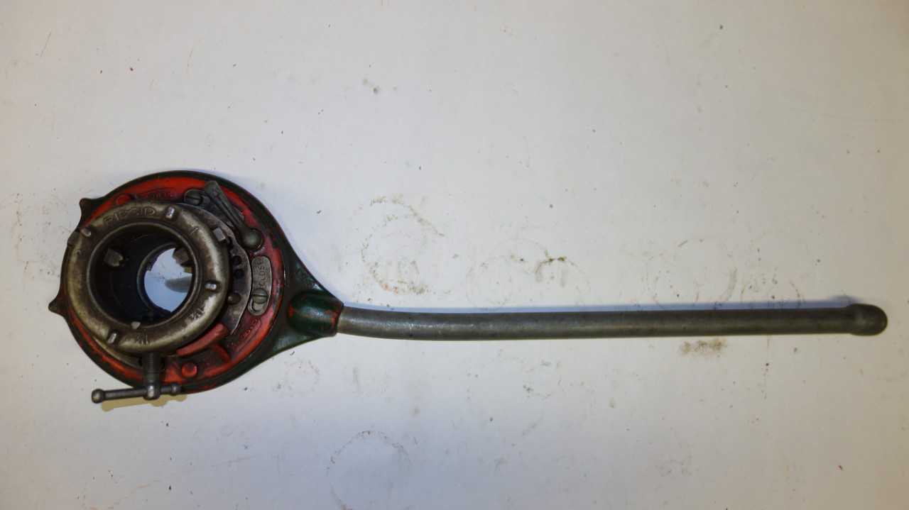 RIDGID 65-R 1 TO 2 IN MANUAL PIPE THREADER - HAND TOOLS