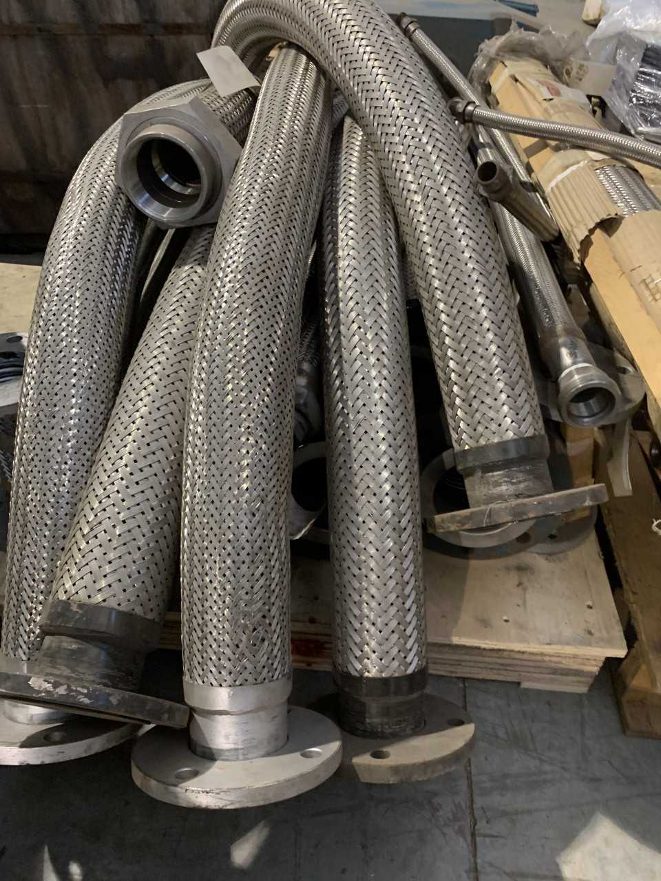 PALLET OF NEW STAINLESS STEEL FLEXIBLE HOSE PIPE - HOSE