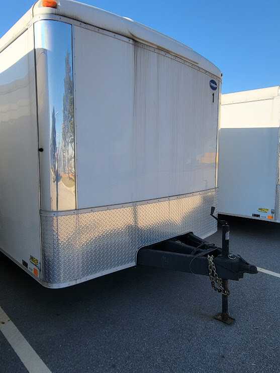 2016 UNITED EXPRESS TRAILER ULT-8.524R  30' Enclosed Utility Trailer Filled with Misc. Outdoor Equip - TRAILERS