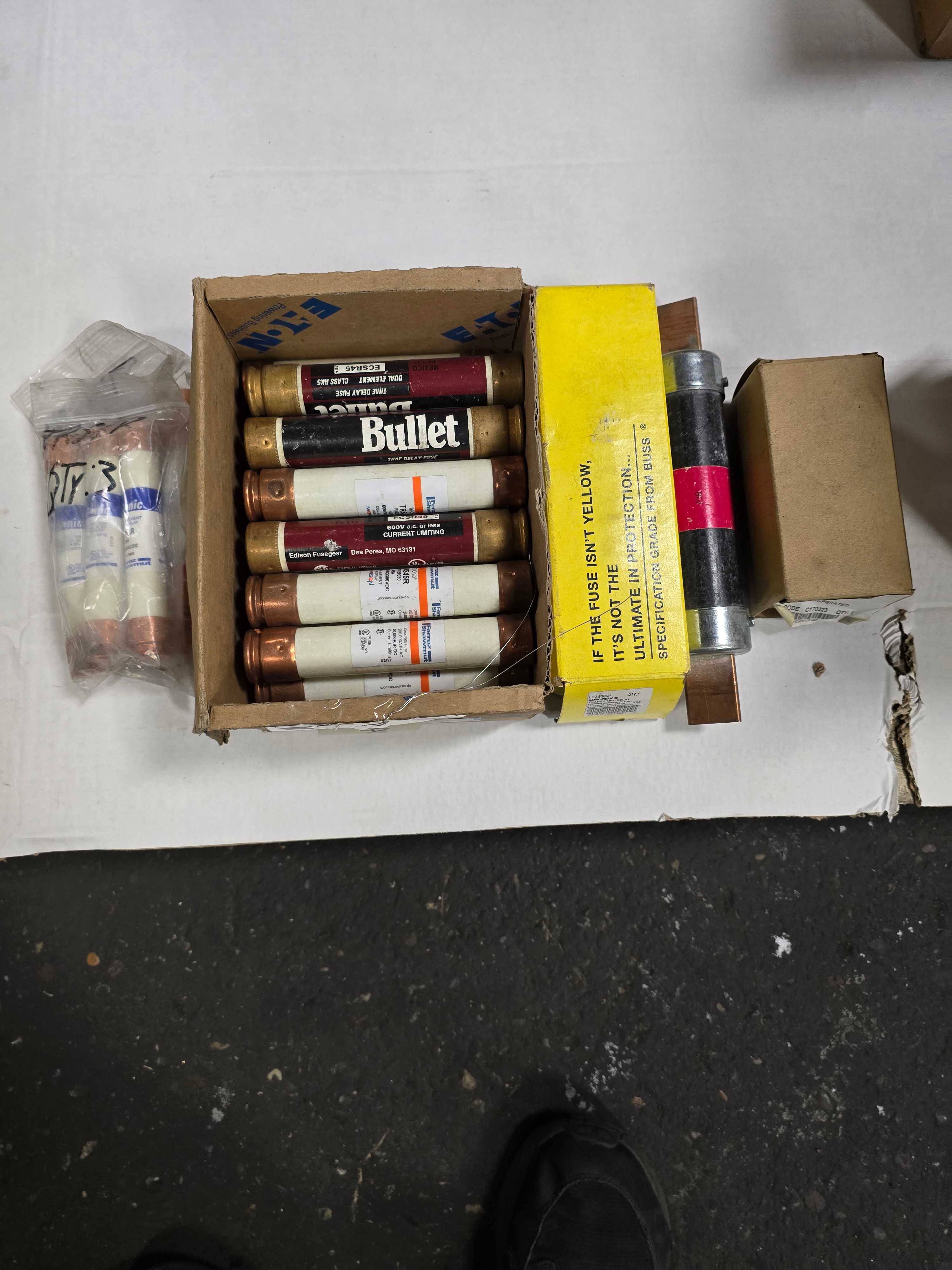 LOT OF FUSES & MANUAL MOTOR SWITCH - ELECTRICAL COMPONENTS LOT OF FUSES & MANUAL MOTOR SWITCH - ELECTRICAL COMPONENTS