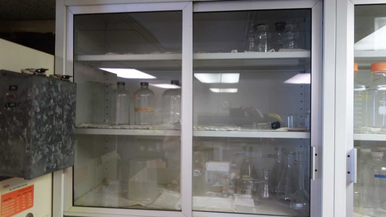 CONTENTS OF 3 SHELF CABINENTS, ASSORTED GLASSWARE, BEAKERS, FLASKS - LAB & SCIENTIFIC