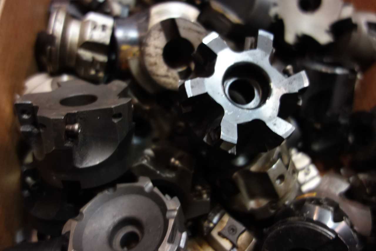 LOT OF ASSORTED SURFACE MILLS AND CUTTERS - TANGMILL, KENNAMETAL, SANDVIK, MITSUBISHI - MACHINING ACCESSORIES & TOOLING