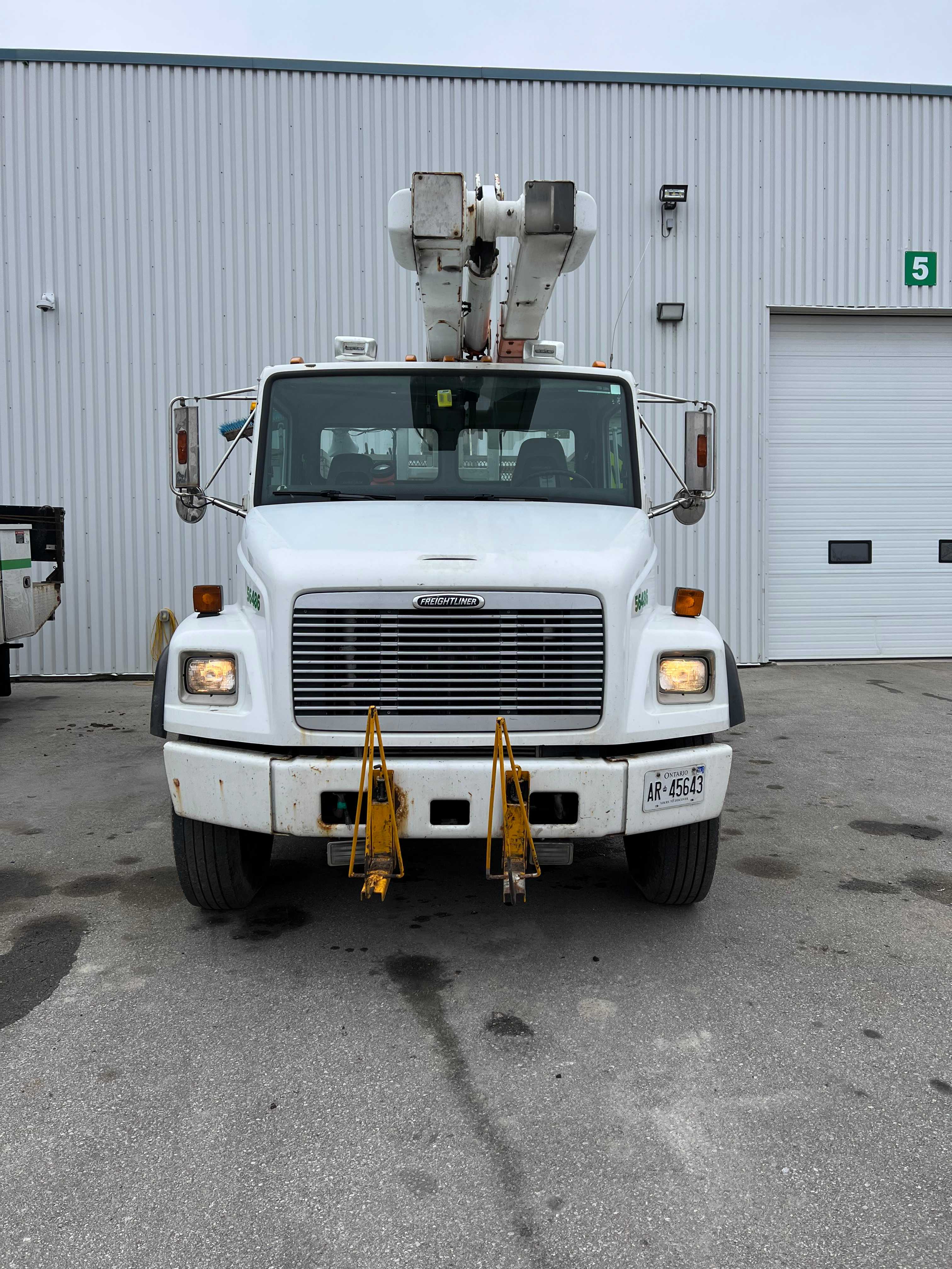 2002 Freightliner FL80 Posi Plus 42’ 1-man single bucket. - CONSTRUCTION EQUIPMENT ATTACHMENTS