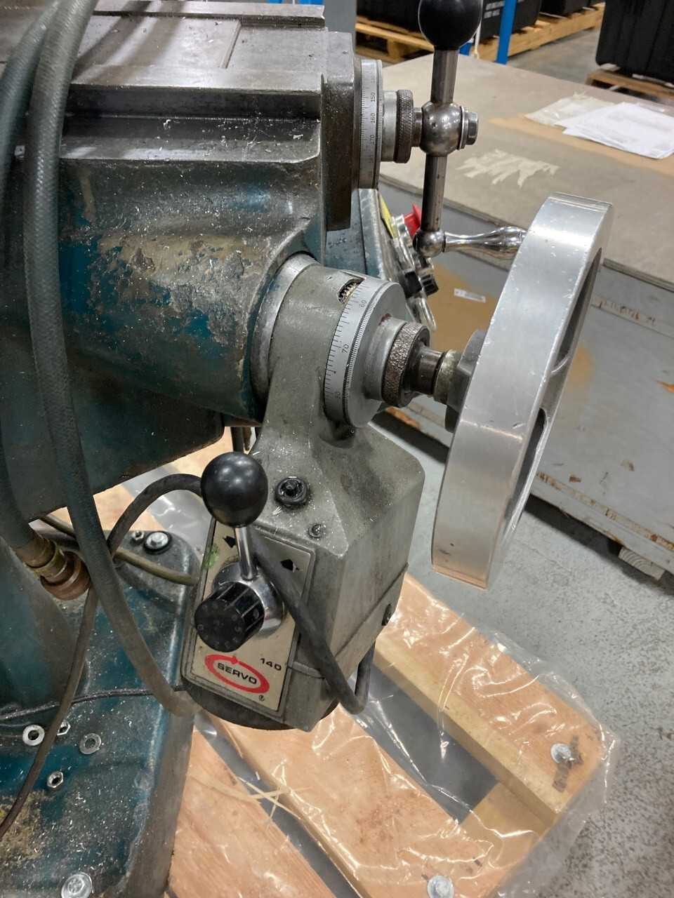 BRIDGEPORT VERTICAL MILLING MACHINE (2564022) (ST LOUIS) - MILLING MACHINES