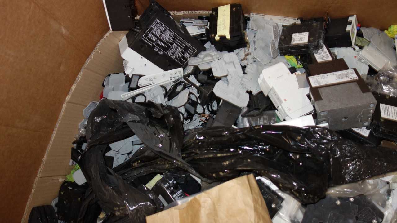 1 GAYLORD BOX OF ASSORTED EATON ELECTRIC PARTS, CONTACTORS - ELECTRIC MOTORS