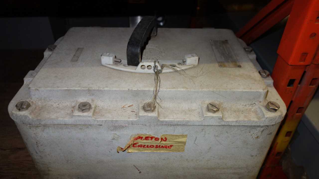 LOT OF ASSORTED ELECTRICAL SWITCHES - DISCONNECT SWITCHES