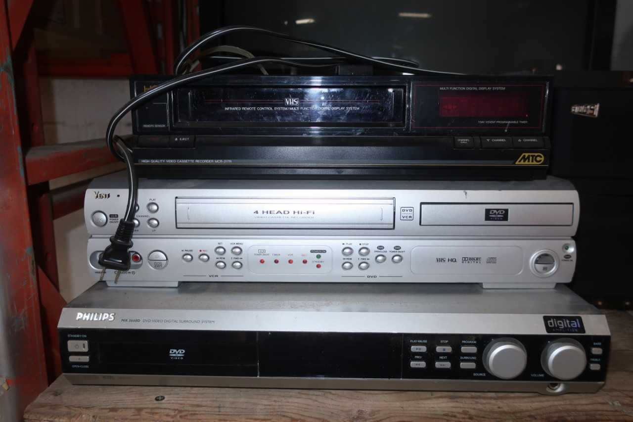LOT OF ASSORTED HOME ENTERTAINMENT EQUIPMENT, TV, VCR/DVD, VHS, SPEAKERS - MISCELLANEOUS