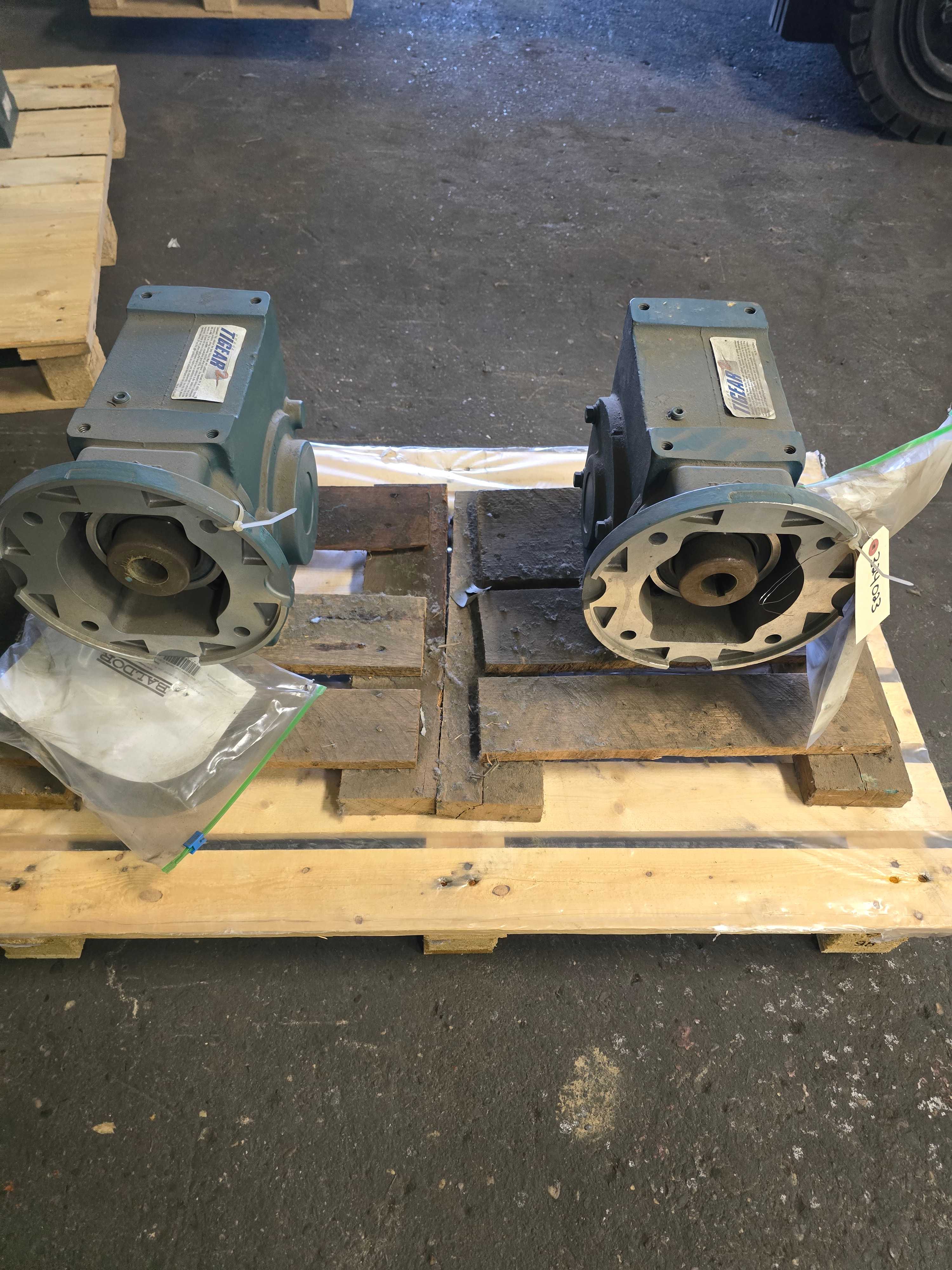 LOT OF DODGE TIGEAR RIGHT ANGLE GEAR REDUCERS - QTY 2 - GEAR REDUCERS