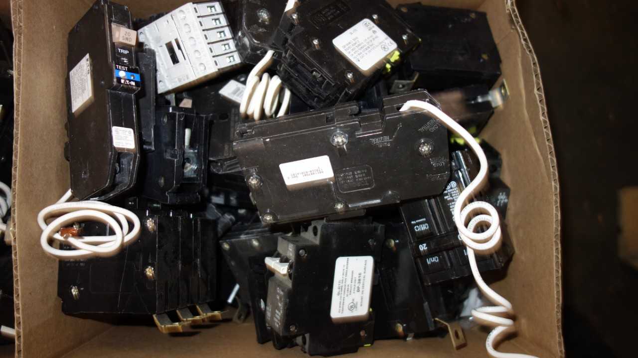 1 BOX OF ASSORTED EATON MINIATURE CIRCUIT BREAKERS, QUICKLAG, BR, CH - CIRCUIT BREAKERS