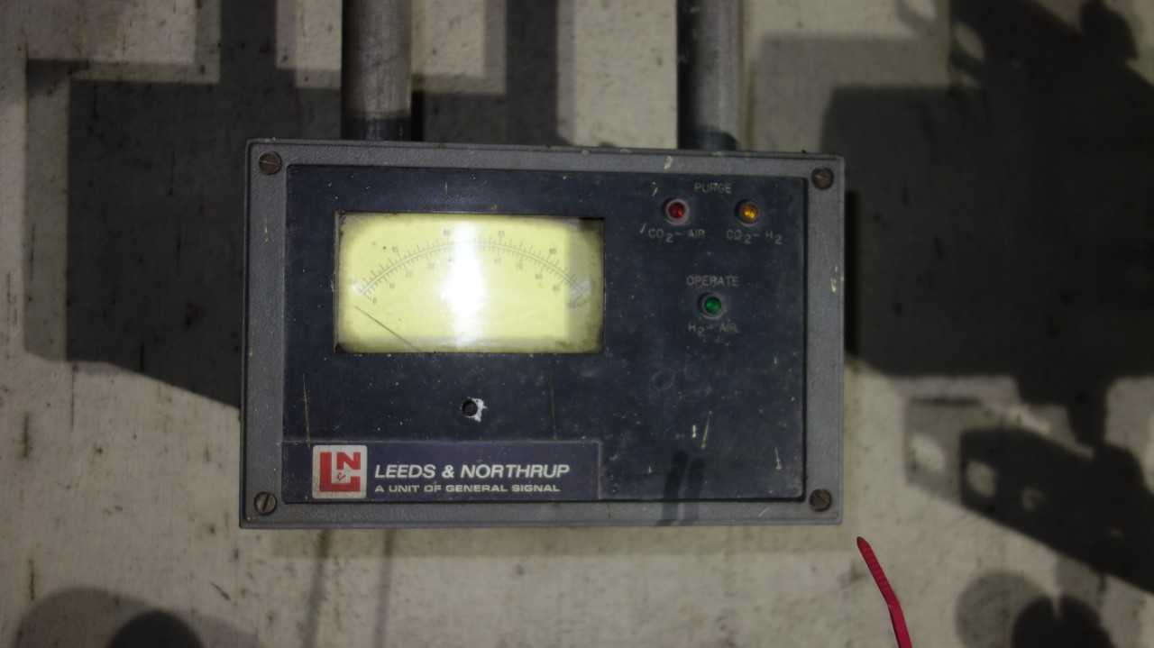 LOT OF 2 ASSORTED GAS METER, SWAGELOK VAF-M3-1-10R-0 FLOWMETER, LEEDS & NORTHRUP METER - FLOW METER