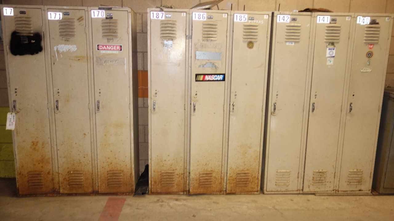 LOT OF 12 SINGLE DOOR LOCKERS WITH CONTENTS - TOOL STORAGE