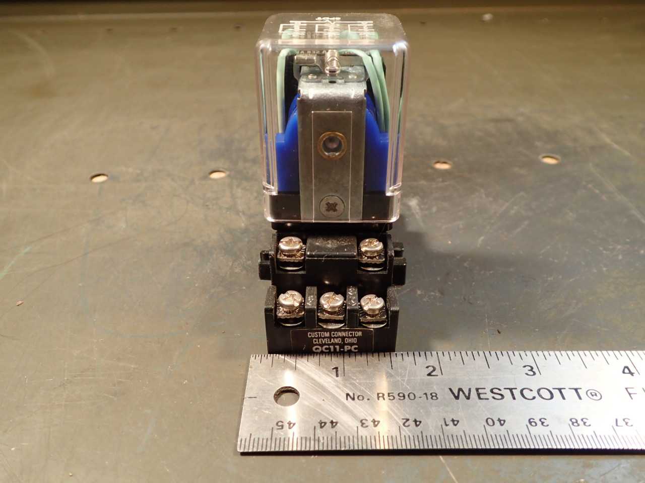 Cutler Hammer D5PR3A 120V, 1A Coil 11-Pin Relay with QC11-PC Mounting Base - PNEUMATIC PARTS