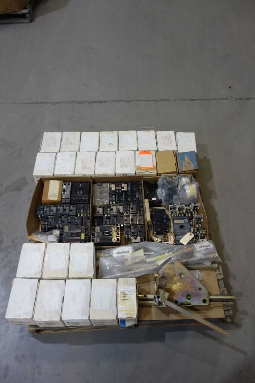LOT OF ASSORTED CIRCUIT BREAKERS AND ACCESSORIES - CIRCUIT BREAKERS