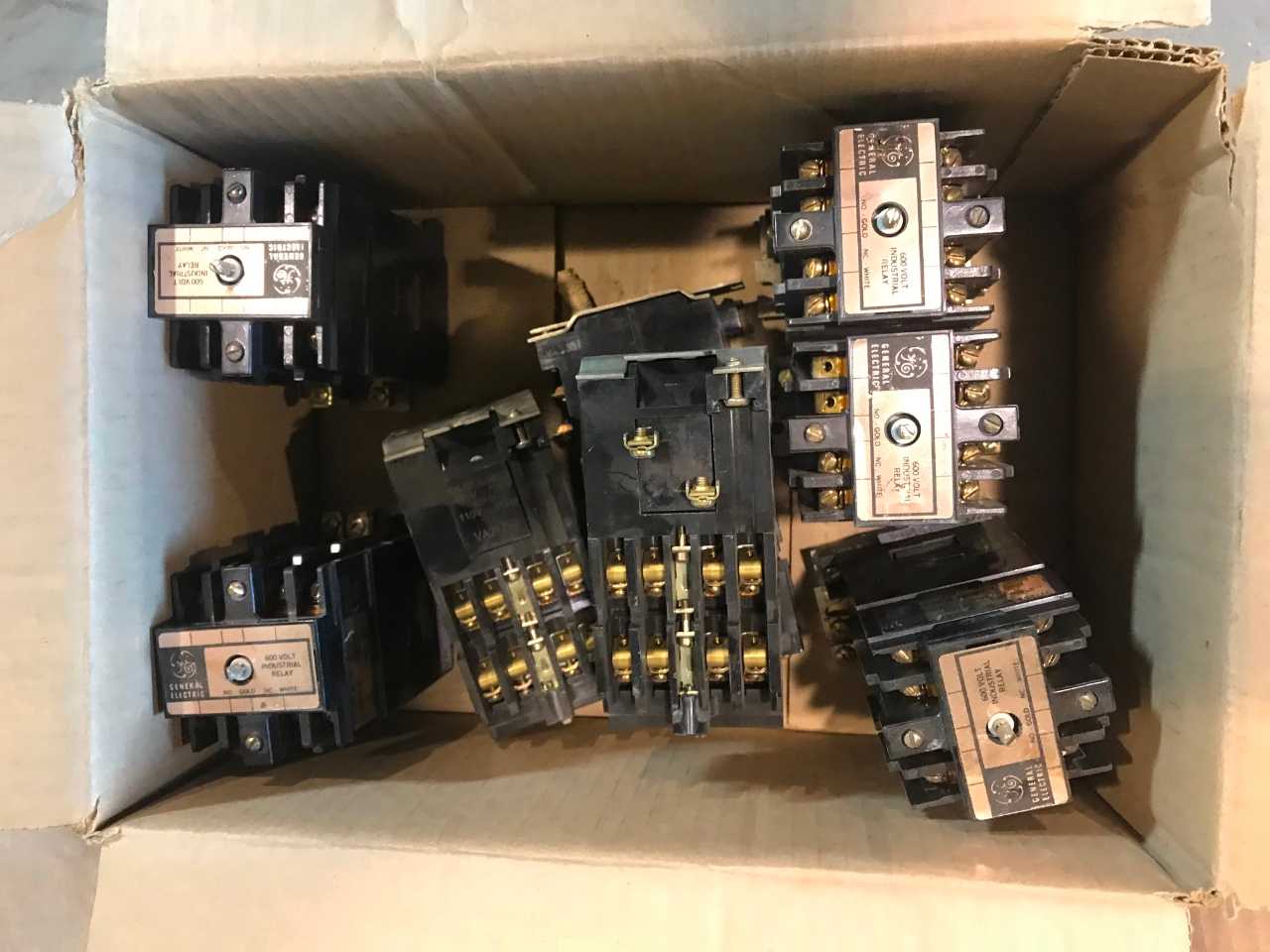 GE INDUSTRIAL RELAYS (QTY 8) - ELECTRICAL COMPONENTS