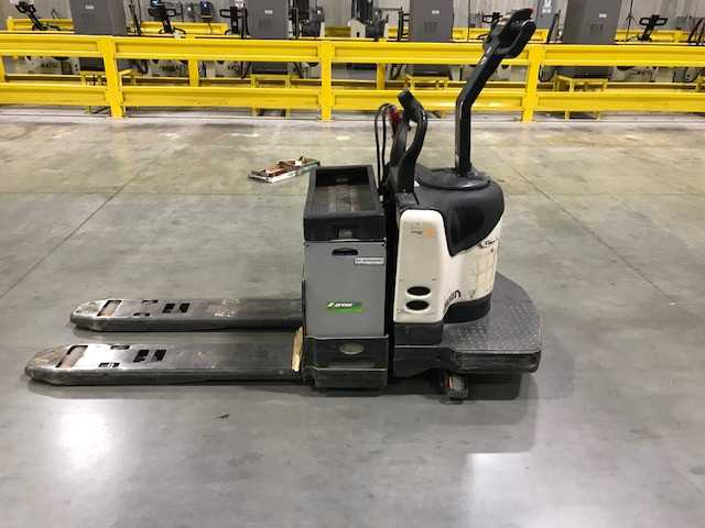 2005 Crown PE4000-60 double rider jack, Hebron, KY - MANUAL PALLET JACKS