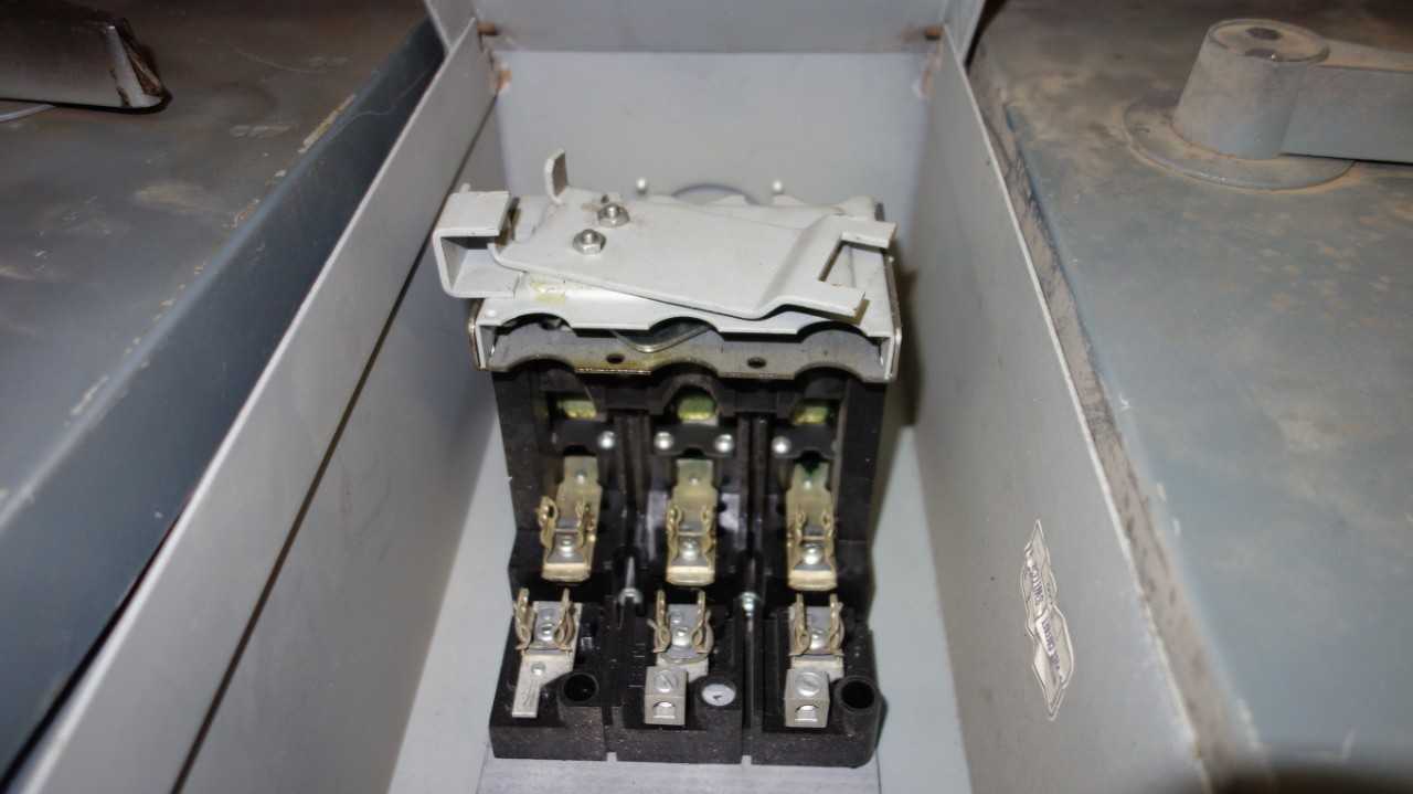 LOT OF ASSORTED DISCONNECT SWITCHES - DISCONNECT SWITCHES
