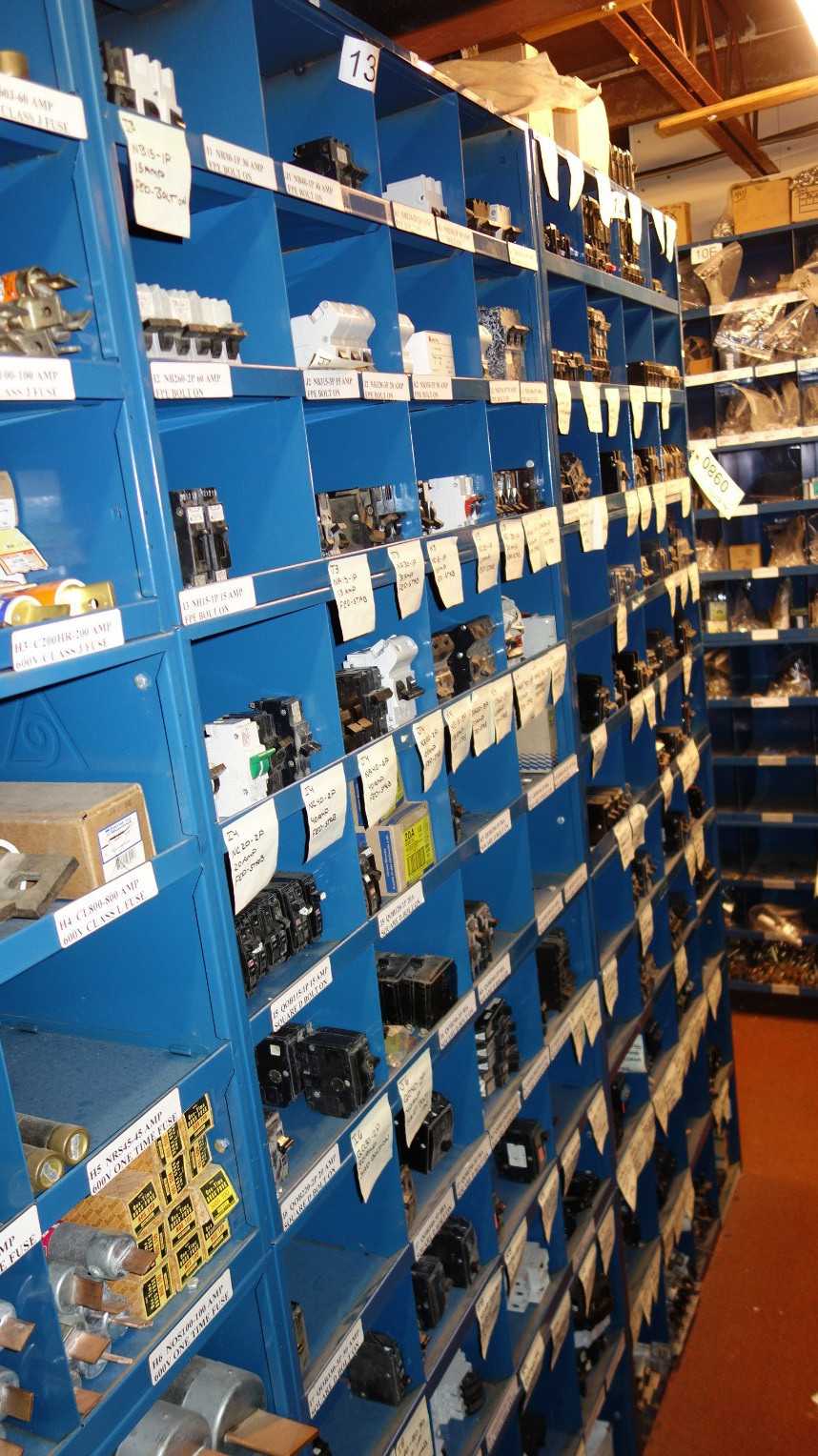 LOT OF ASSORTED CIRCUIT BREAKERS - CIRCUIT BREAKERS