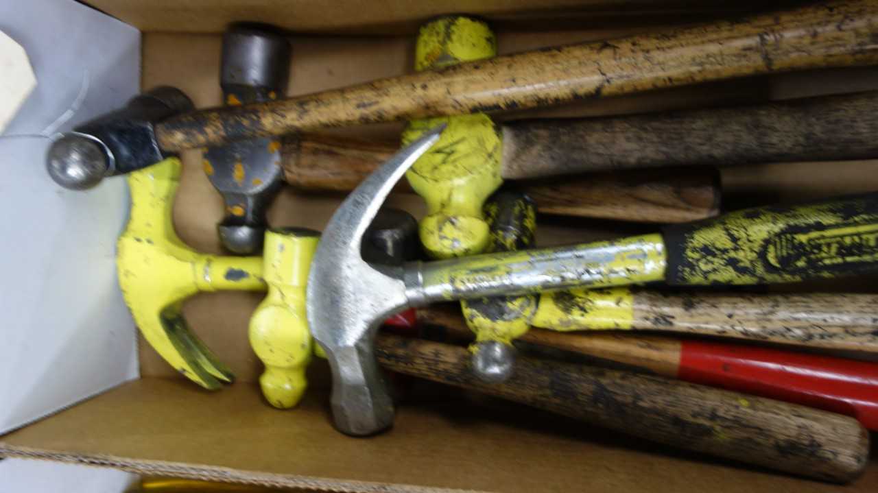 LOT OF BALL PEEN AND CLAW HAMMERS - HAND TOOLS