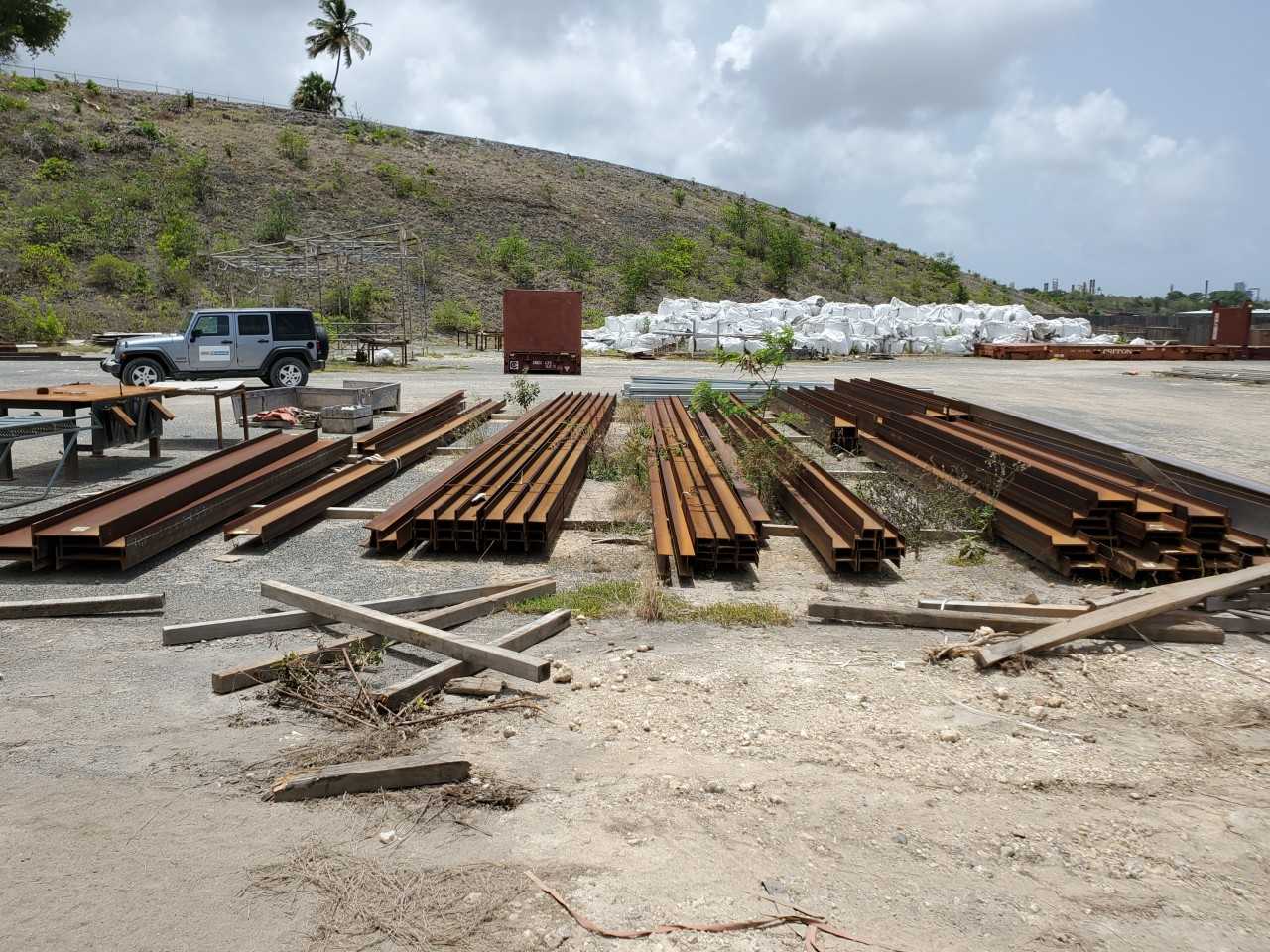 LOT OF ASSORTED BLACK I-BEAMS - MATERIAL HANDLING