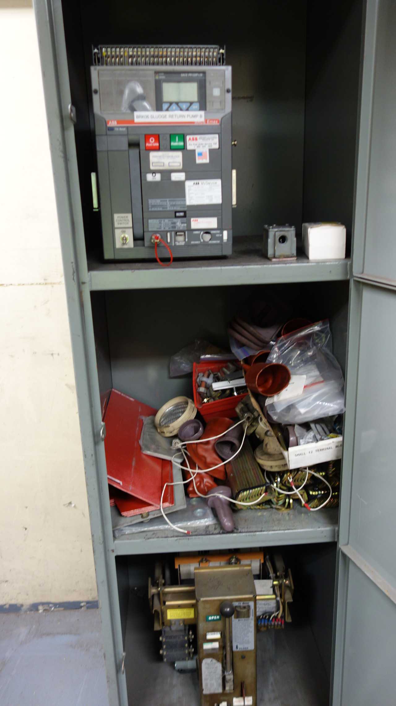 CONTENTS OF CABINET, 8X SWITCHGEAR BREAKERS - CIRCUIT BREAKERS