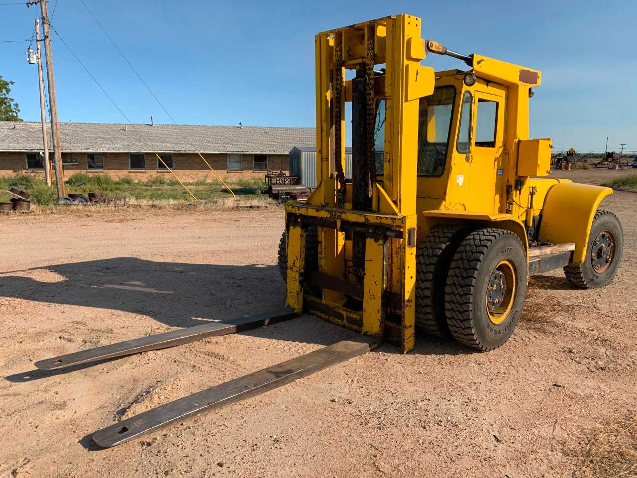 Hyster 30,000 LBS New Tires Runs - FORKLIFTS Hyster 30,000 LBS New Tires Runs - FORKLIFTS