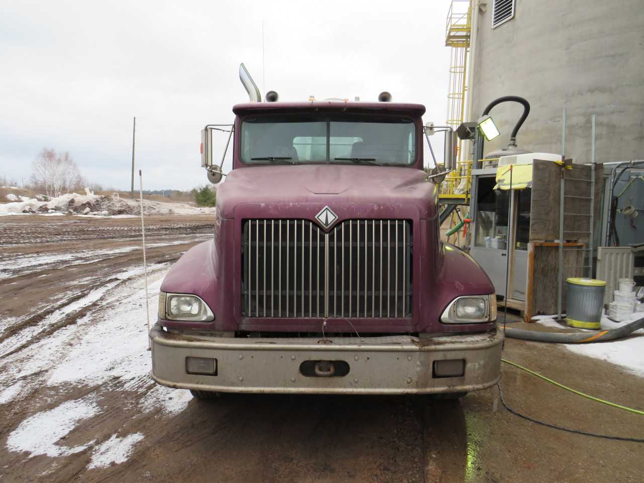 1999 NAVISTAR INTERNATIONAL 9400 ASH TRUCK - 91538 MILES - HYDRO EXCAVATOR TRUCKS