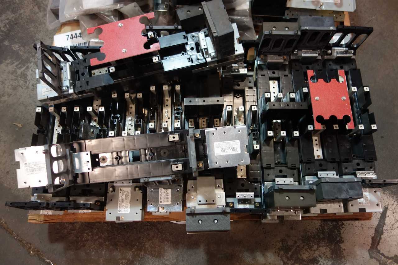 1 PALLET OF ASSORTED CIRCUIT BREAKERS, CONDUCT BAR SPLICE COVER- GENERAL ELECTRIC, CONDUCTIX - CIRCUIT BREAKERS