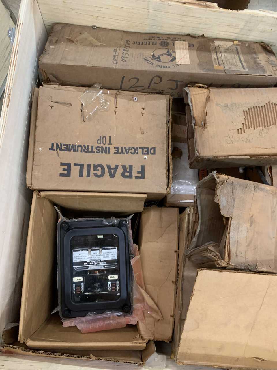 CRATE OF MISC. ELECTRICAL AUTOMATION EQUIPMENT GENERAL ELECTRIC RELAYS - ELECTRICAL COMPONENTS