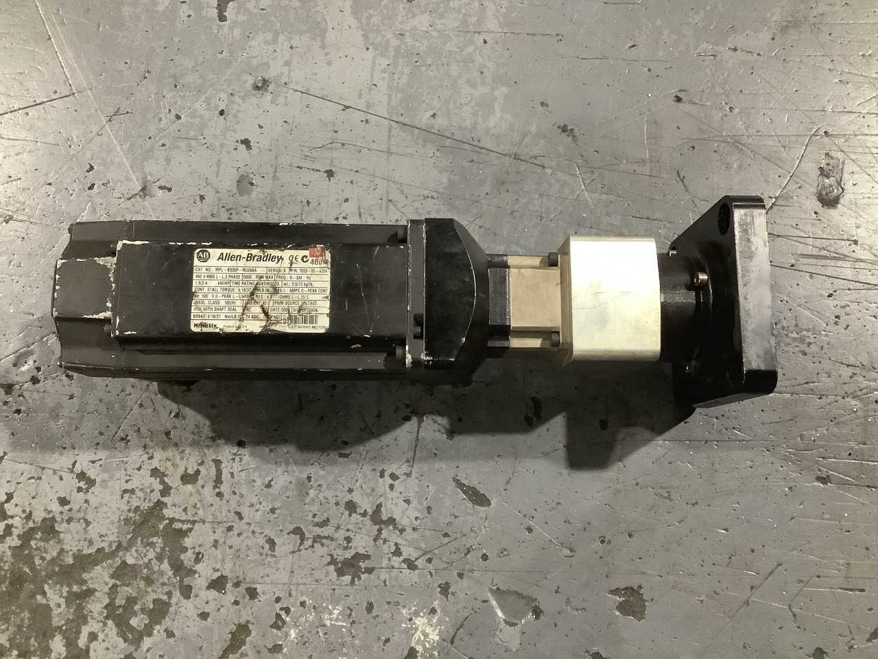 Lot of 1 Allen Bradley MPL-B330P-MJ24AA AC servo motor 3 phase - SERVO