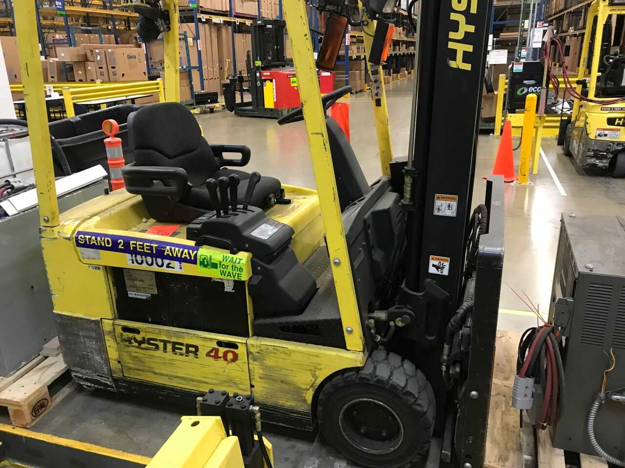 Hyster 4000lb lift truck with battery and charger - FORKLIFTS