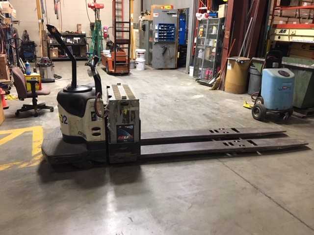 2005 Crown PE4000-80 double rider pallet jack, Lemoyne, PA - MANUAL PALLET JACKS
