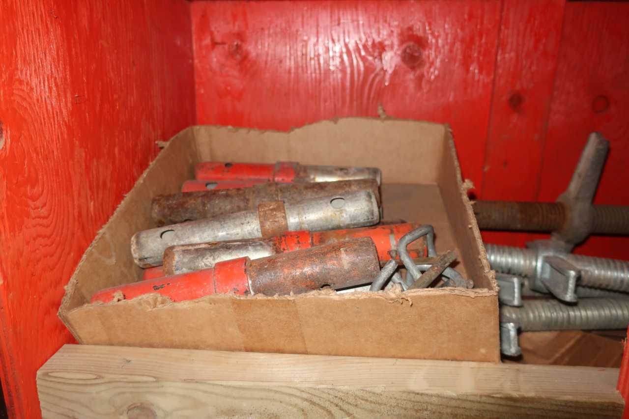 CABINET OF ASSORTED SCAFFOLDING HARDWARE, CASTORS, CLAMPS, LOCKING PINS, BAKERS - ELECTRIC POWER TOOLS